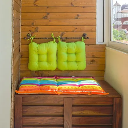 Апартаменти Train Station Flat With Port View