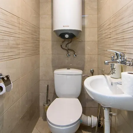 Train Station Flat With Port View Апартаменти