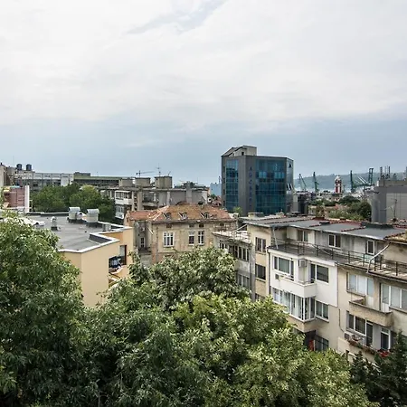Апартаменты Train Station Flat With Port View
