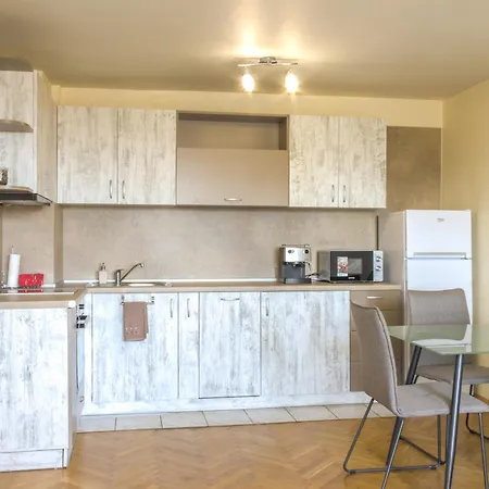 Апартаменты Train Station Flat With Port View *