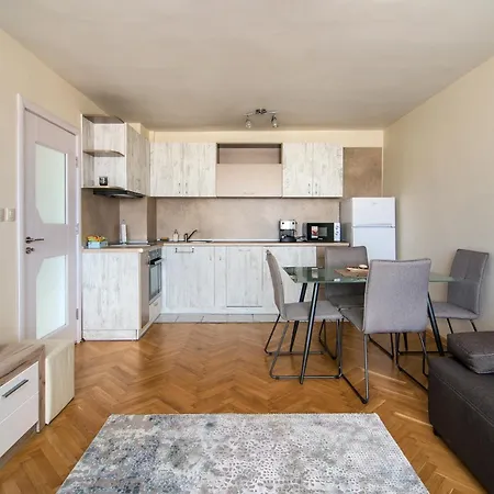 Апартаменти Train Station Flat With Port View Варна