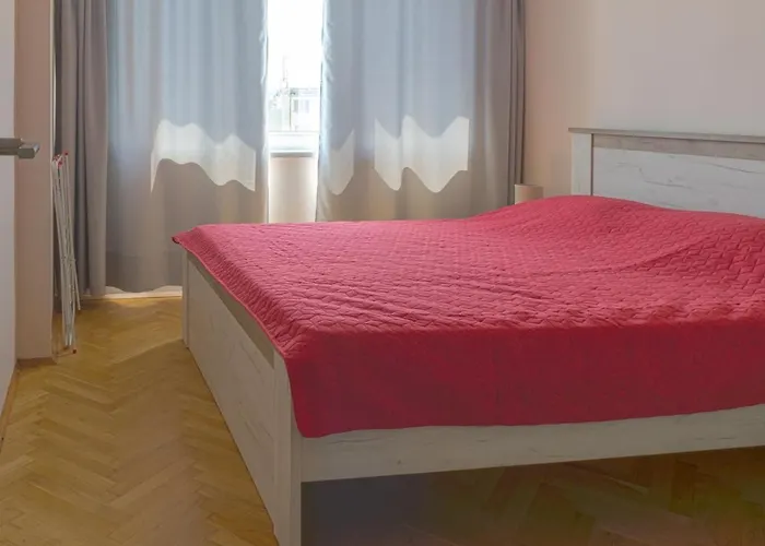 Апартамент Train Station Flat With Port View *