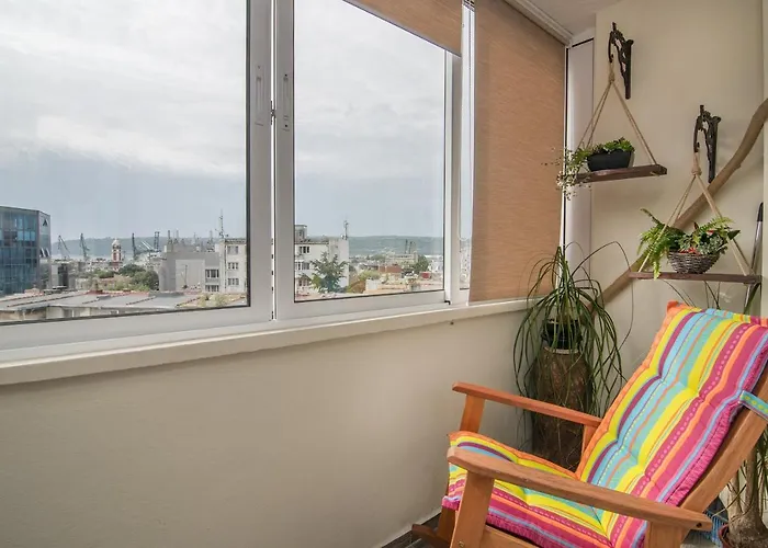 Train Station Flat With Port View Апартамент *