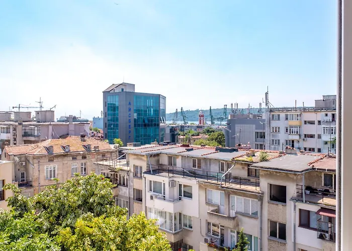 Апартамент Train Station Flat With Port View *