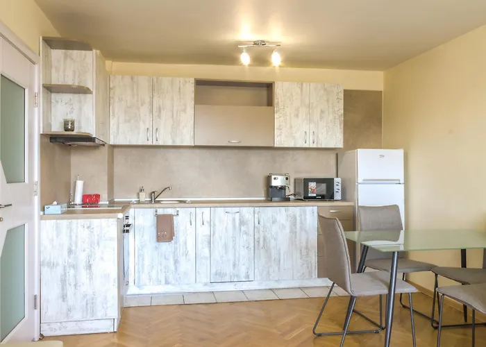 Апартамент Train Station Flat With Port View *