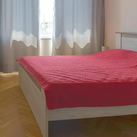 Apartment Train Station Flat With Port View *