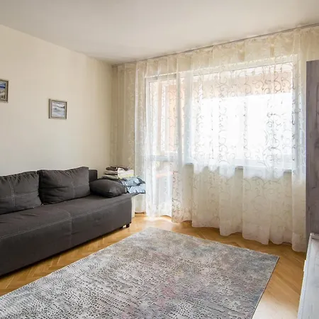 Train Station Flat With Port View Warna