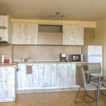 Apartment Train Station Flat With Port View
