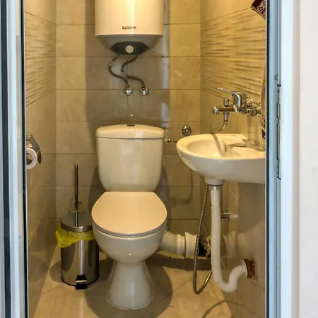 Apartment Train Station Flat With Port View Warna