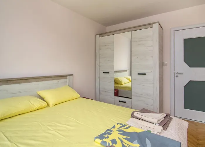 Train Station Flat With Port View