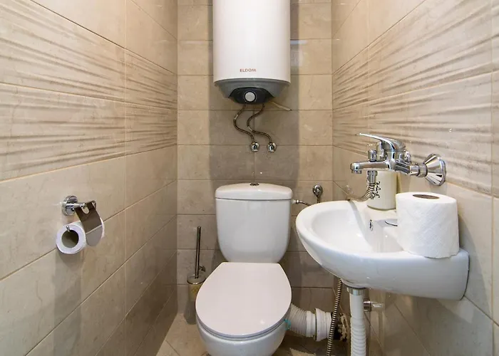 Train Station Flat With Port View Apartment