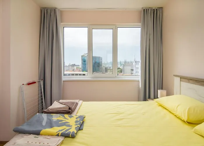 Apartment Train Station Flat With Port View