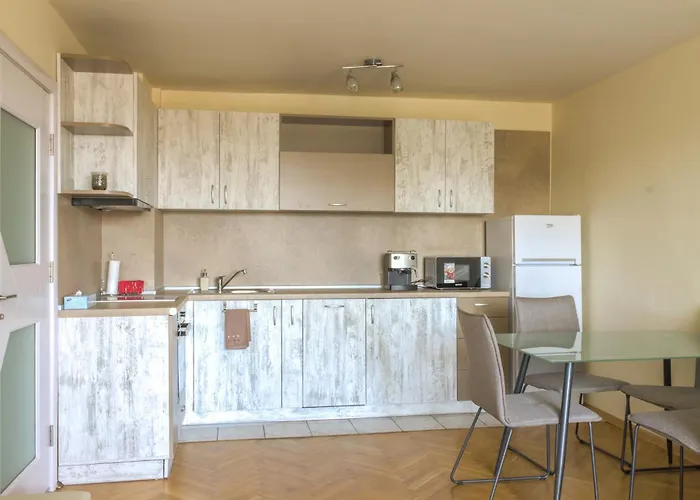 Apartment Train Station Flat With Port View